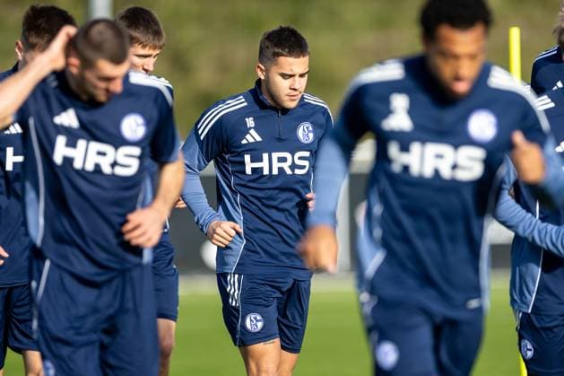 11 11 2025, Football, Season 2025 2026, 2 Bundesliga, Training FC Schalke 04, Mauro Zalazar FC Schalke 04 with new hairstyle, Gelsenkirchen Training ground FC Schalke 04 NRW Germany xRHR PHOTO DEx Copyright: EWERT RHR-FOTOx RHR-FOTO DE