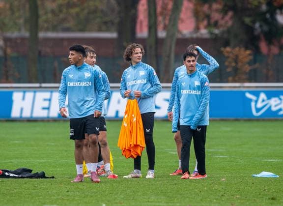 Soccer, Men, Season 2025 26, 2 Bundesliga, Hertha BSC, Training, f l Tarek Zornic Hertha BSC , Tim Hoffmann Hertha BSC , Soufian Gouram Hertha BSC , Yunus Ünal Hertha BSC , 11 11 2025, Copyright: xSebastianxRäppold MatthiasxKochx