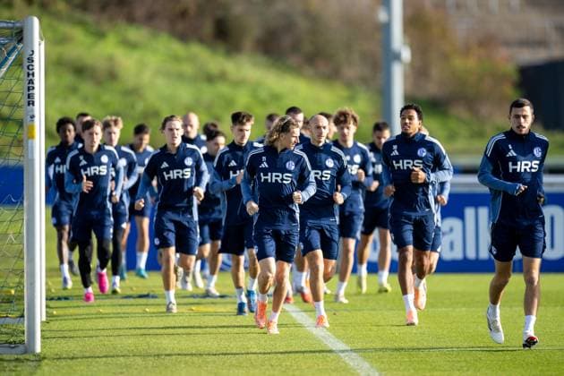 11 11 2025, Football, Season 2025 2026, 2 Bundesliga, Training FC Schalke 04, The players of S04 warm up, Gelsenkirchen Training ground FC Schalke 04 NRW Germany xRHR PHOTO DEx Copyright: EWERT RHR-FOTOx RHR-FOTO DE