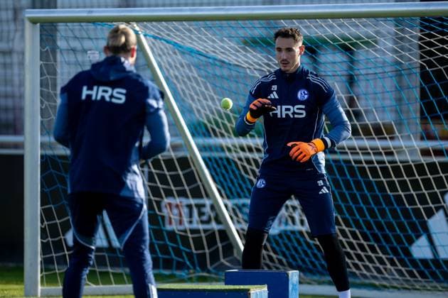 11 11 2025, Football, Season 2025 2026, 2 Bundesliga, Training FC Schalke 04, f l Loris Karius FC Schalke 04 , Justin Heekeren FC Schalke 04 , Gelsenkirchen Training ground FC Schalke 04 NRW Germany xRHR PHOTO DEx Copyright: EWERT RHR-FOTOx RHR-FOTO DE