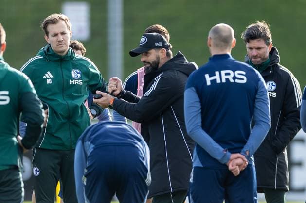 11 11 2025, Football, Season 2025 2026, 2 Bundesliga, Training FC Schalke 04, Head coach Miron Muslic FC Schalke 04 gives instructions, Gelsenkirchen Training ground FC Schalke 04 NRW Germany xRHR PHOTO DEx Copyright: EWERT RHR-FOTOx RHR-FOTO DE