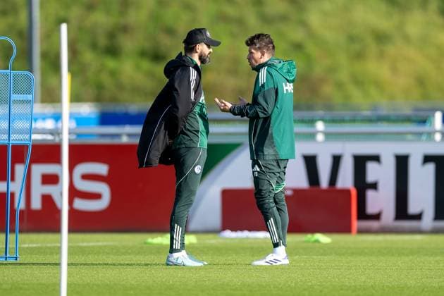 11 11 2025, Football, Season 2025 2026, 2 Bundesliga, Training FC Schalke 04, f l Head coach Miron Muslic FC Schalke 04 talks to Franz Schiemer FC Schalke 04 , Gelsenkirchen Training ground FC Schalke 04 NRW Germany xRHR PHOTO DEx Copyright: EWERT RHR-FOTOx RHR-FOTO DE