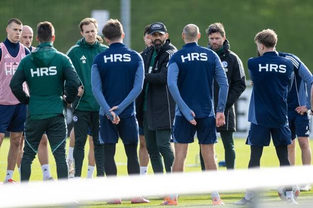 11 11 2025, Football, Season 2025 2026, 2 Bundesliga, Training FC Schalke 04, Head coach Miron Muslic FC Schalke 04 gives instructions, Gelsenkirchen Training ground FC Schalke 04 NRW Germany xRHR PHOTO DEx Copyright: EWERT RHR-FOTOx RHR-FOTO DE
