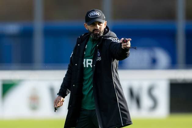 11 11 2025, Football, Season 2025 2026, 2 Bundesliga, Training FC Schalke 04, Head coach Miron Muslic FC Schalke 04 gives instructions, Gelsenkirchen Training ground FC Schalke 04 NRW Germany xRHR PHOTO DEx Copyright: EWERT RHR-FOTOx RHR-FOTO DE
