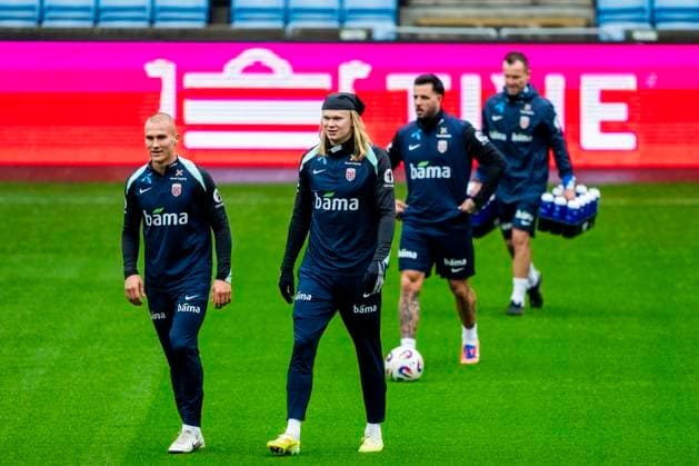 Training with the Norwegian men s national football team Oslo 20251111 Norway s Leo Skiri ostigard and Erling Braut Haaland during a training session with the Norwegian men s national football team at Ullevaal Stadium before the World Cup qualifiers against Estonia and Italy Photo Fredrik Varfjell NTB Oslo Norway EDITORIAL USE ONLY RESTRICTED USE FOR BETTING COMPANIES  Copyright: xFredrikxVarfjellx xNTBx