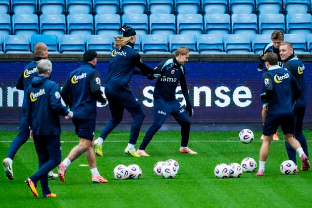 Training with the Norwegian men s national football team Oslo 20251111 Norway s Erling Braut Haaland and Andreas Schjelderup during a training session with the Norwegian men s national football team at Ullevaal Stadium before the World Cup qualifiers against Estonia and Italy Photo Fredrik Varfjell NTB Oslo Norway EDITORIAL USE ONLY RESTRICTED USE FOR BETTING COMPANIES  Copyright: xFredrikxVarfjellx xNTBx