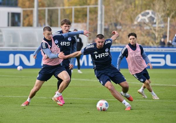 Hasan Kurucay FC Schalke 04 , Hasan Kurucay, 2 v re , in action 11 11 2025, Soccer 2 Bundesliga, Season 2025 2026, Training FC Schalke 04 Gelsenkirchen Nordrhein Westfalen Germany Team2