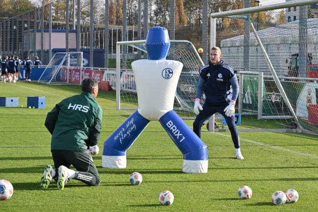 Goalkeeper Loris Karius Schalke 04 during goalkeeper training with tennis balls, left Volkan Ünlü goalkeeper coach FC Schalke 04 , Volkan Uenlue 11 11 2025, Soccer 2 Bundesliga, Season 2025 2026, Training FC Schalke 04 Gelsenkirchen North Rhine-Westphalia Germany Team2