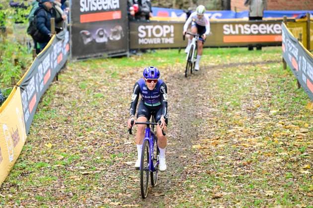 Telenet Superprestige 2025-2026 Niel NIEL, BELGIUM - NOVEMBER 11 : Brand Lucinda (NED) of Baloise Glowi Lions and Van Der Heijden Inge (NED) of Crelan - Corendon during the 3rd leg of the Jaarmarktcross Telenet Superprestige 2025-2026 a cyclocross race for Women Elite on November 11, 2025 in Niel, Belgium, 11 11 2025 ( Niel Belgium  Copyright: xNicoxVereeckenx