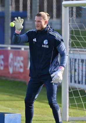 Goalkeeper Loris Karius Schalke 04 training with tennis balls 11 11 2025, Soccer 2 Bundesliga, Season 2025 2026, Training FC Schalke 04 Gelsenkirchen Nordrhein Westfalen Germany Team2