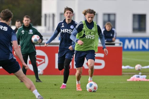 Mika Tom Wallentowitz FC Schalke 04 , Max Grüger FC Schalke 04 , v re 11 11 2025, Soccer 2 Bundesliga, Season 2025 2026, Training FC Schalke 04 Gelsenkirchen Nordrhein Westfalen Germany Team2