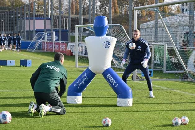 Goalkeeper Loris Karius Schalke 04 during goalkeeper training, left Volkan Ünlü goalkeeper trainer FC Schalke 04 , Volkan Uenlue 11 11 2025, Football 2 Bundesliga, Season 2025 2026, Training FC Schalke 04 Gelsenkirchen North Rhine-Westphalia Germany Team2