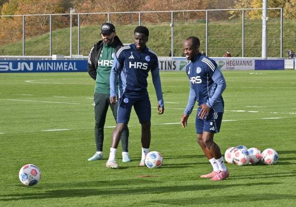 Coach Miron Muslic FC Schalke 04 , Christian Gomis FC Schalke 04 , Christopher Antwi Adjei Schalke 04 , v li 11 11 2025, Football 2 Bundesliga, Season 2025 2026, Training FC Schalke 04 Gelsenkirchen Nordrhein Westfalen Germany Team2