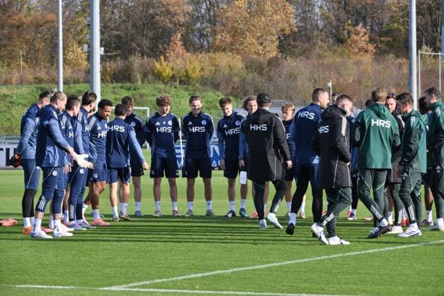 Coach Miron Muslic FC Schalke 04 , mi , welcomes his players 11 11 2025, Soccer 2 Bundesliga, Season 2025 2026, Training FC Schalke 04 Gelsenkirchen Nordrhein Westfalen Germany Team2