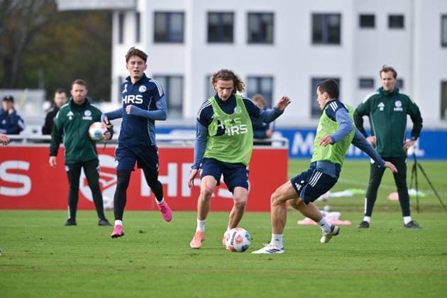 Ron Schallenberg FC Schalke 04 , Mika Tom Wallentowitz FC Schalke 04 , Max Grüger FC Schalke 04 , v re 11 11 2025, Soccer 2 Bundesliga, Season 2025 2026, Training FC Schalke 04 Gelsenkirchen Nordrhein Westfalen Germany Team2