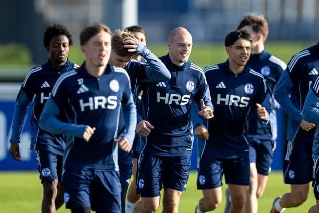 11 11 2025, Football, Season 2025 2026, 2 Bundesliga, Training FC Schalke 04, f l Clinton Wilson FC Schalke 04 , Tim Dietrich FC Schalke 04 , Vincenzo Onofrietti FC Schalke 04 , Gelsenkirchen Training ground FC Schalke 04 NRW Germany xRHR PHOTO DEx Copyright: EWERT RHR-FOTOx RHR-FOTO DE