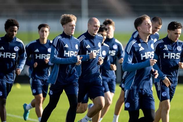 11 11 2025, Football, Season 2025 2026, 2 Bundesliga, Training FC Schalke 04, f l Paul Pöpperl FC Schalke 04 , Tim Dietrich FC Schalke 04 , Gelsenkirchen Training ground FC Schalke 04 NRW Germany xRHR PHOTO DEx Copyright: EWERT RHR-FOTOx RHR-FOTO DE