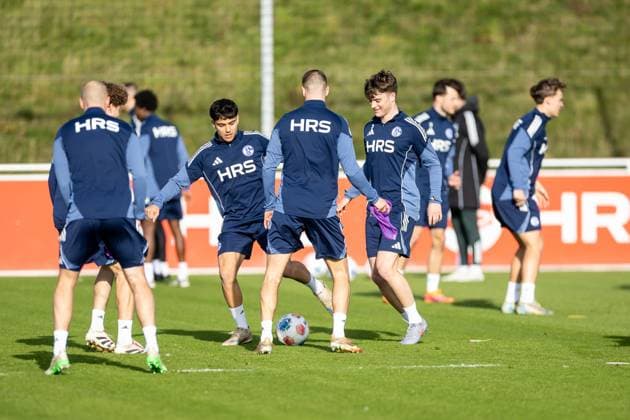 11 11 2025, Football, Season 2025 2026, 2 Bundesliga, Training FC Schalke 04, f l Vincenzo Onofrietti FC Schalke 04 , Dylan Leonard FC Schalke 04 , Gelsenkirchen Training ground FC Schalke 04 NRW Germany xRHR PHOTO DEx Copyright: EWERT RHR-FOTOx RHR-FOTO DE