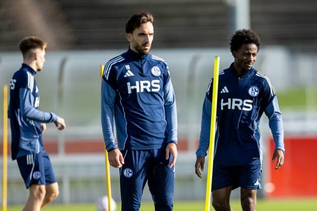 11 11 2025, Football, Season 2025 2026, 2 Bundesliga, Training FC Schalke 04, f l Kenan Karaman FC Schalke 04 , Clinton Wilson FC Schalke 04 , Gelsenkirchen Training ground FC Schalke 04 NRW Germany xRHR PHOTO DEx Copyright: EWERT RHR-FOTOx RHR-FOTO DE