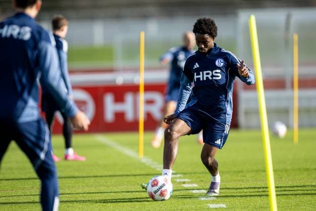 11 11 2025, Football, Season 2025 2026, 2 Bundesliga, Training FC Schalke 04, Clinton Wilson FC Schalke 04 , Gelsenkirchen Training ground FC Schalke 04 NRW Germany xRHR PHOTO DEx Copyright: EWERT RHR-FOTOx RHR-FOTO DE