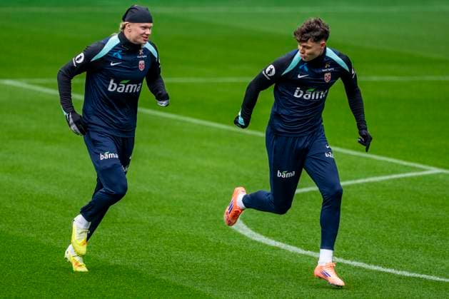 Training with the Norwegian men s national football team Oslo 20251111 Norway s Erling Braut Haaland and Joergen Strand Larsen during a training session with the Norwegian men s national football team at Ullevaal Stadium before the World Cup qualifying matches against Estonia and Italy Photo Fredrik Varfjell NTB Oslo Norway EDITORIAL USE ONLY RESTRICTED USE FOR BETTING COMPANIES  Copyright: xFredrikxVarfjellx xNTBx