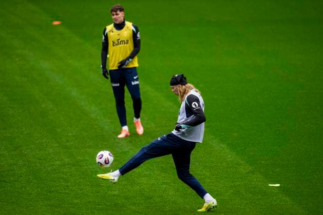 Training with the Norwegian men s national football team Oslo 20251111 Norway s Erling Braut Haaland and Joergen Strand Larsen during a training session with the Norwegian men s national football team at Ullevaal Stadium before the World Cup qualifying matches against Estonia and Italy Photo Fredrik Varfjell NTB Oslo Norway EDITORIAL USE ONLY RESTRICTED USE FOR BETTING COMPANIES  Copyright: xFredrikxVarfjellx xNTBx