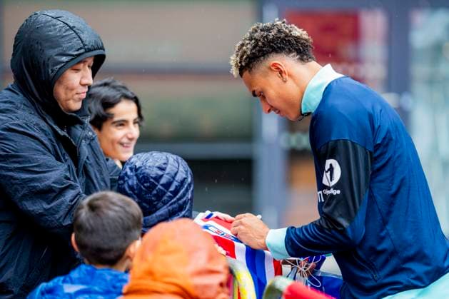 Training with the Norwegian men s national football team Oslo 20251111. Norway s Antonio Nusa signs autographs after a training session with the Norwegian men s national football team at Ullevaal Stadium before the World Cup qualifiers against Estonia and Italy. Photo: Fredrik Varfjell NTB Oslo Norway EDITORIAL USE ONLY. RESTRICTED USE FOR BETTING COMPANIES Ref:_SPOZZ-1yA0ojlA.jpg  Copyright: xFredrikxVarfjellx xNTBx