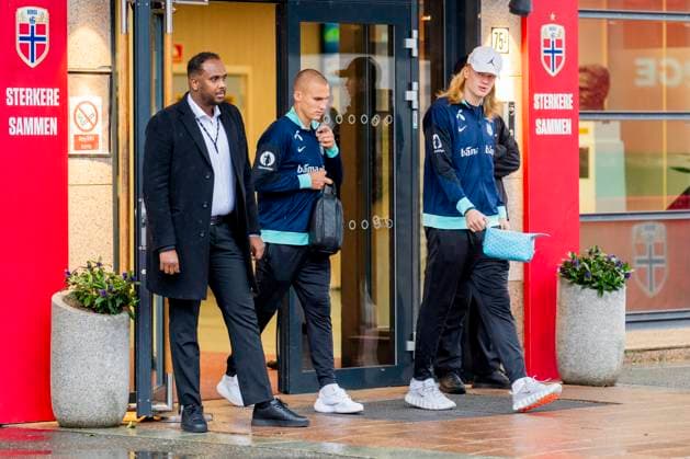 Training with the Norwegian men s national football team Oslo 20251111 Norway s Leo Skiri ostigard and Erling Braut Haaland after a training session with the Norwegian men s national football team at Ullevaal Stadium before the World Cup qualifiers against Estonia and Italy Photo Fredrik Varfjell NTB Oslo Norway EDITORIAL USE ONLY RESTRICTED USE FOR BETTING COMPANIES  Copyright: xFredrikxVarfjellx xNTBx