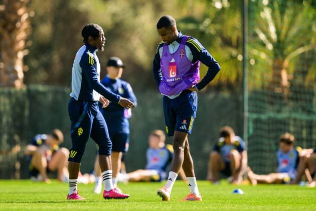 251111 Anthony Elanga and Alexander Isak of the Swedish national football team during a training session on November 11, 2025 in Marbella Photo Joel Marklund BILDBYRAN kod JM JM0746 bbeng fotboll football soccer fotball vm kval fifa world cup qualifier träning practice training sverige sweden sverige a  Copyright: JOELxMARKLUND BB251111JM058