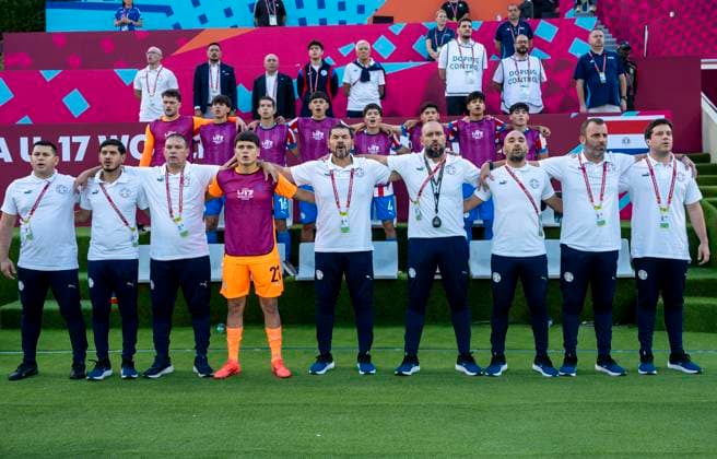 Republic of Ireland v Paraguay: Group J - FIFA U-17 World Cup Qatar 2025 Mariano Uglessich,head coach of Paraguay, his staff and substitutes line up prior to the FIFA U-17 World Cup Qatar 2025 Group J match between Republic of Ireland v Paraguay in Doha, Qatar, on November 11, 2025. DOHA Qatar Copyright: xNOUSHADxTHEKKAYILx