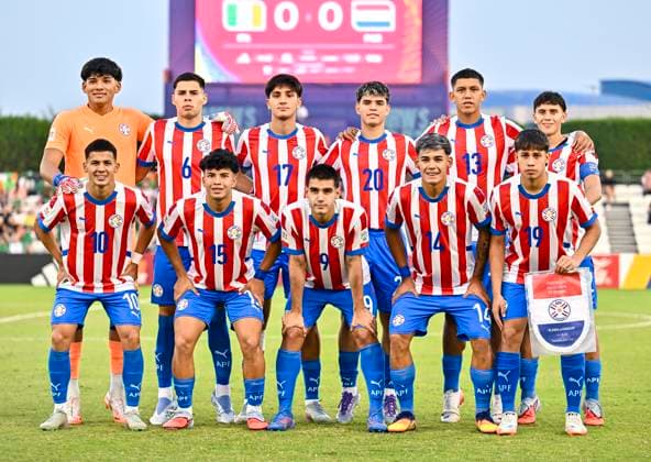 Republic of Ireland v Paraguay: Group J - FIFA U-17 World Cup Qatar 2025 Starting players of Paraguay pose for a group photo prior to the FIFA U-17 World Cup Qatar 2025 Group J match between Republic of Ireland v Paraguay in Doha, Qatar, on November 11, 2025. DOHA Qatar Copyright: xNOUSHADxTHEKKAYILx