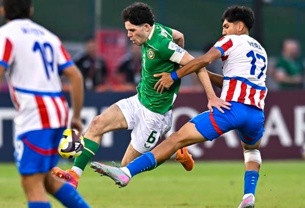 Republic of Ireland v Paraguay: Group J - FIFA U-17 World Cup Qatar 2025 Rory Finneran of Republic of Irelandand Thiago Vera of Paraguay in action during the FIFA U-17 World Cup Qatar 2025 Group J match between Republic of Ireland v Paraguay in Doha, Qatar, on November 11, 2025. DOHA Qatar Copyright: xNOUSHADxTHEKKAYILx