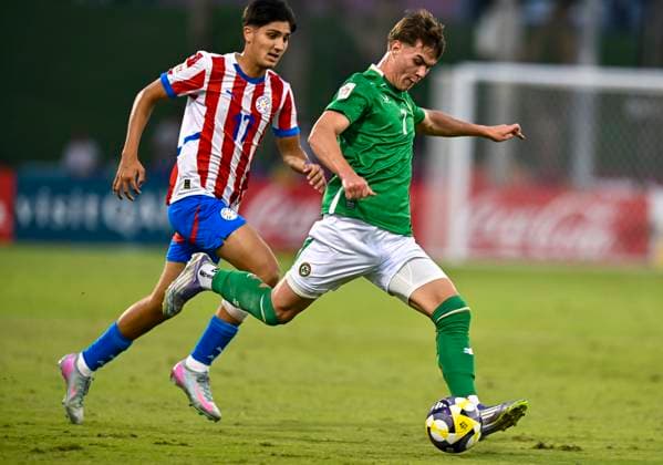 Republic of Ireland v Paraguay: Group J - FIFA U-17 World Cup Qatar 2025 Grady Mcdonnell of Republic of Ireland and Thiago Vera of Paraguay in action during the FIFA U-17 World Cup Qatar 2025 Group J match between Republic of Ireland v Paraguay in Doha, Qatar, on November 11, 2025. DOHA Qatar Copyright: xNOUSHADxTHEKKAYILx