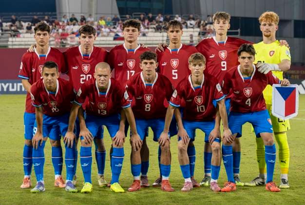 Czechia v USA : Group I - FIFA U-17 World Cup Qatar 2025 Starting players of Czechia pose for a group photo prior to the FIFA U-17 World Cup Qatar 2025 Group I match between Czechia v USA in Doha, Qatar, on November 11, 2025. DOHA Qatar Copyright: xNOUSHADxTHEKKAYILx