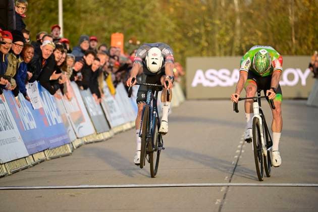 Telenet Superprestige 2025-2026 Niel NIEL, BELGIUM - NOVEMBER 11 : Sweeck Laurens (BEL) of Crelan - Corendon wins, second place for Vandeputte Niels (BEL) of Alpecin-Deceuninck during the 3rd leg of the Jaarmarktcross Telenet Superprestige 2025-2026 a cyclocross race for Men Elite on November 11, 2025 in Niel, Belgium, 11 11 2025 ( Niel Belgium  Copyright: xNicoxVereeckenx