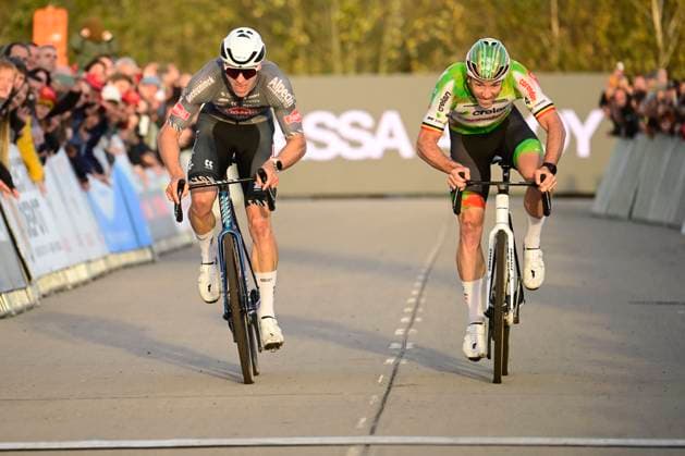 Telenet Superprestige 2025-2026 Niel NIEL, BELGIUM - NOVEMBER 11 : Sweeck Laurens (BEL) of Crelan - Corendon wins, second place for Vandeputte Niels (BEL) of Alpecin-Deceuninck during the 3rd leg of the Jaarmarktcross Telenet Superprestige 2025-2026 a cyclocross race for Men Elite on November 11, 2025 in Niel, Belgium, 11 11 2025 ( Niel Belgium  Copyright: xNicoxVereeckenx