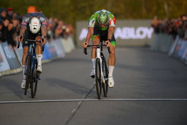 Belgian Laurens Sweeck sprints to win on the finish line ahead of Belgian Niels Vandeputte (L) at the men s elite race at the Jaarmarktcross cyclocross cycling event in Niel, race 3 8 of the Superprestige competition, on Tuesday 11 November 2025. DAVIDxPINTENS  x140901208x