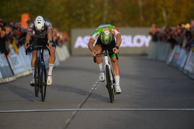 Belgian Laurens Sweeck sprints to win on the finish line ahead of Belgian Niels Vandeputte (L) at the men s elite race at the Jaarmarktcross cyclocross cycling event in Niel, race 3 8 of the Superprestige competition, on Tuesday 11 November 2025. DAVIDxPINTENS  x140901221x