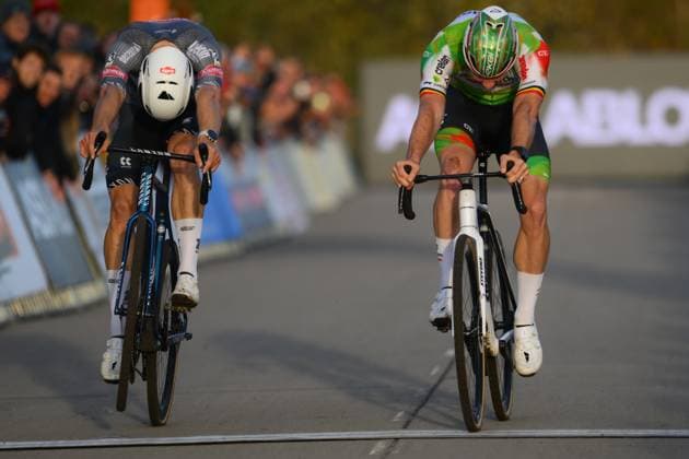 Belgian Laurens Sweeck sprints to win on the finish line ahead of Belgian Niels Vandeputte (L) at the men s elite race at the Jaarmarktcross cyclocross cycling event in Niel, race 3 8 of the Superprestige competition, on Tuesday 11 November 2025. DAVIDxPINTENS  x140901226x