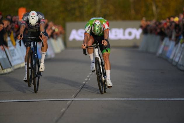 Belgian Laurens Sweeck sprints to win on the finish line ahead of Belgian Niels Vandeputte (L) at the men s elite race at the Jaarmarktcross cyclocross cycling event in Niel, race 3 8 of the Superprestige competition, on Tuesday 11 November 2025. DAVIDxPINTENS  x140901260x