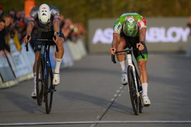 Belgian Laurens Sweeck sprints to win on the finish line ahead of Belgian Niels Vandeputte (L) at the men s elite race at the Jaarmarktcross cyclocross cycling event in Niel, race 3 8 of the Superprestige competition, on Tuesday 11 November 2025. DAVIDxPINTENS  x140901275x