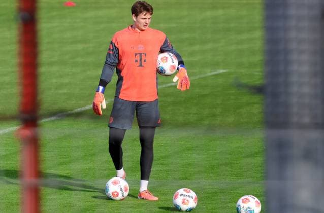 Goalkeeper, 40 Jonas Urbig, with ball, at goalkeeper training, Portraet, Portrait, Football FC Bayern Munich training at Säbenerstrasse 11 11 2025 PHOTO Mladen Lackovic LakoPress