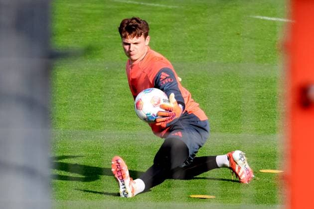Goalkeeper, 40 Jonas Urbig, catches the ball during goalkeeper training, soccer FC Bayern Munich training at Säbenerstrasse 11 11 2025 PHOTO Mladen Lackovic LakoPress