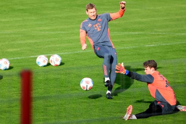 TW TR Michael Rechner against goalkeeper, 40 Jonas Urbig, during goalkeeper training, action, duel, soccer FC Bayern Munich training at Säbenerstrasse 11 11 2025 PHOTO Mladen Lackovic LakoPress