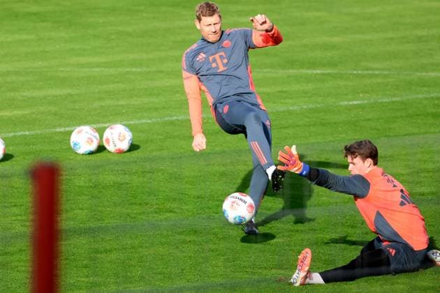 TW TR Michael Rechner against goalkeeper, 40 Jonas Urbig, during goalkeeper training, action, duel, soccer FC Bayern Munich training at Säbenerstrasse 11 11 2025 PHOTO Mladen Lackovic LakoPress