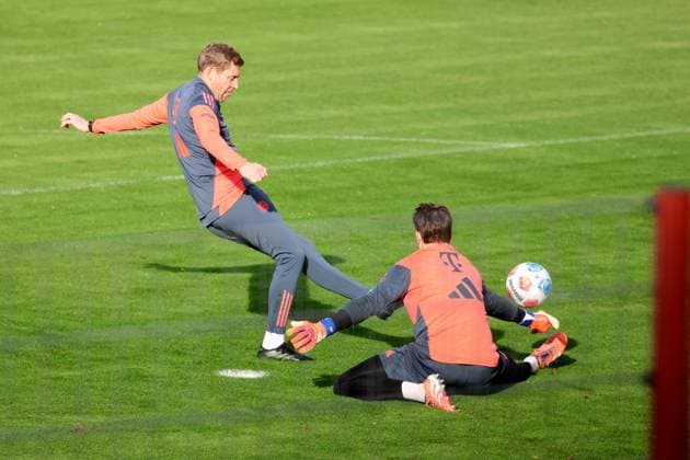 TW TR Michael Rechner against goalkeeper, 40 Jonas Urbig, during goalkeeper training, action, duel, soccer FC Bayern Munich training at Säbenerstrasse 11 11 2025 PHOTO Mladen Lackovic LakoPress