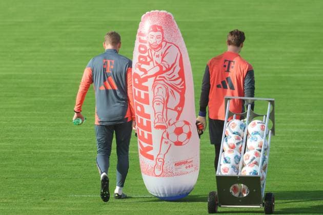 TW TR Michael Rechner and goalkeeper, 40 Jonas Urbig, with ball transporter and keeper doll, action, ball, soccer FC Bayern Munich training at Säbenerstrasse 11 11 2025 PHOTO Mladen Lackovic LakoPress