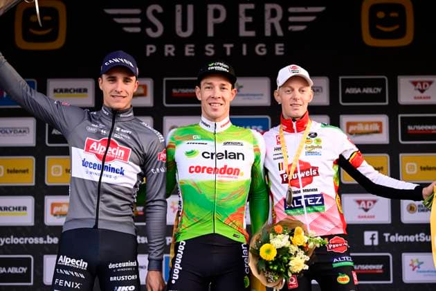 Telenet Superprestige 2025-2026 Niel NIEL, BELGIUM - NOVEMBER 11 : Vandeputte Niels (BEL) of Alpecin-Deceuninck, Sweeck Laurens (BEL) of Crelan - Corendon and Vanthourenhout Michael (BEL) of Pauwels Sauzen - Altez Industriebouw pictured during the podium ceremony of the 3rd leg of the Jaarmarktcross Telenet Superprestige 2025-2026 a cyclocross race for Men Elite on November 11, 2025 in Niel, Belgium, 11 11 2025 ( Niel Belgium  Copyright: xNicoxVereeckenx