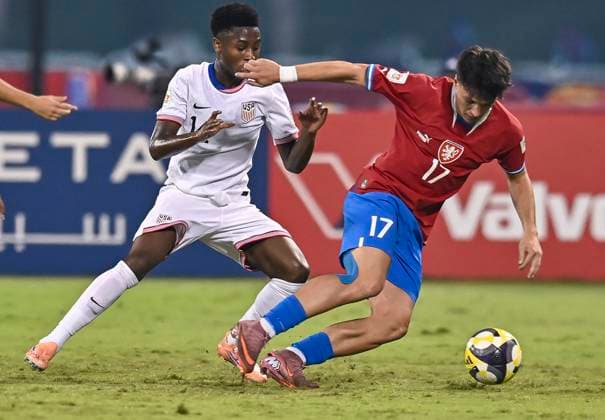Czechia v USA : Group I - FIFA U-17 World Cup Qatar 2025 Jordan Griffin of the United States and Adam Novak Of Czechia in action during the FIFA U-17 World Cup Qatar 2025 Group I match between Czechia v USA in Doha, Qatar, on November 11, 2025. DOHA Qatar Copyright: xNOUSHADxTHEKKAYILx