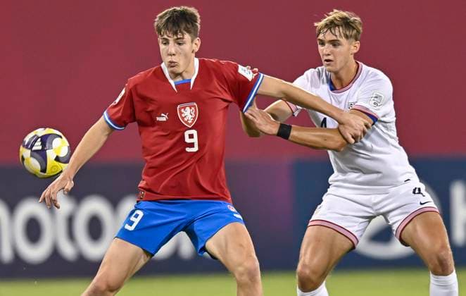 Czechia v USA : Group I - FIFA U-17 World Cup Qatar 2025 Christopher Cupps of the United States and V’t Skrkon Of Czechia in action during the FIFA U-17 World Cup Qatar 2025 Group I match between Czechia v USA in Doha, Qatar, on November 11, 2025. DOHA Qatar Copyright: xNOUSHADxTHEKKAYILx